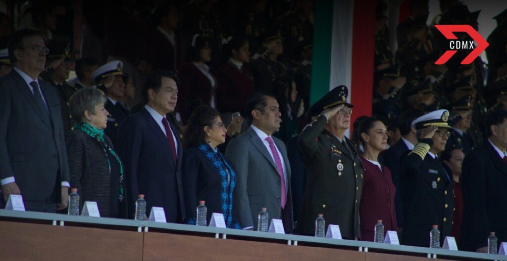 Clara Brugada acompaña a Claudia Sheinbaum en la ceremonia del Día de la Bandera