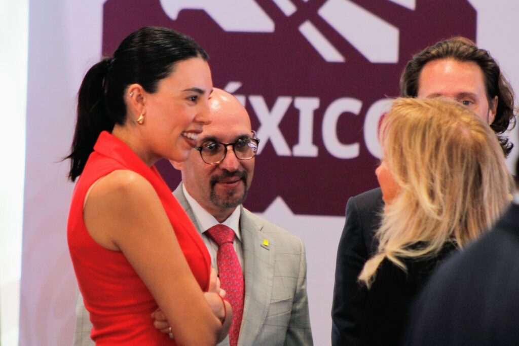 Octavio de la Torre, presidente de la CONCANACO SERVYTUR, y la secretaria de Turismo, Josefina Rodríguez Zamora, en la presentación del Consejo Promotor de "Hecho en México"