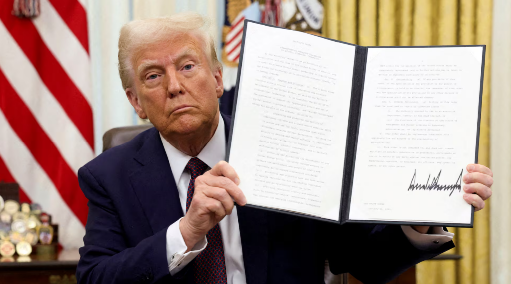 Trump firma orden que declara el inglés como idioma oficial de EE.UU.