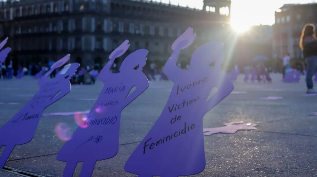 Figuras moradas en el Zócalo en silencio en contra la violencia hacia las mujeres