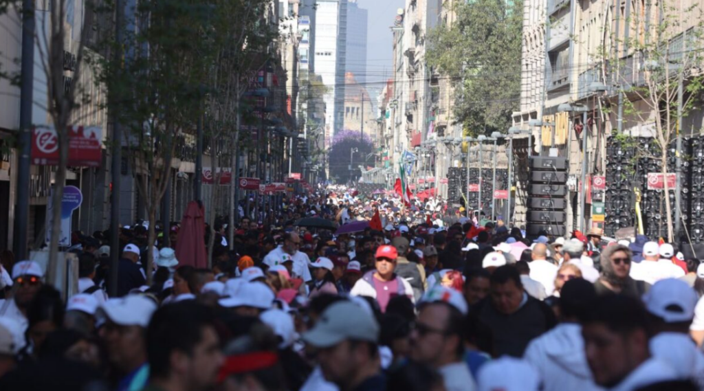 Más de 350 mil personas asisten a la asamblea informativa de Sheinbaum en el Zócalo