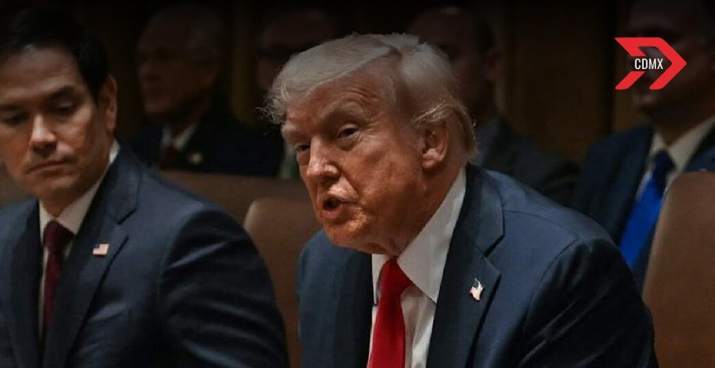 Trump advierte a Apple con aranceles del 25% si no fabrica iPhones en EE.UU.; acciones de la compañía caen