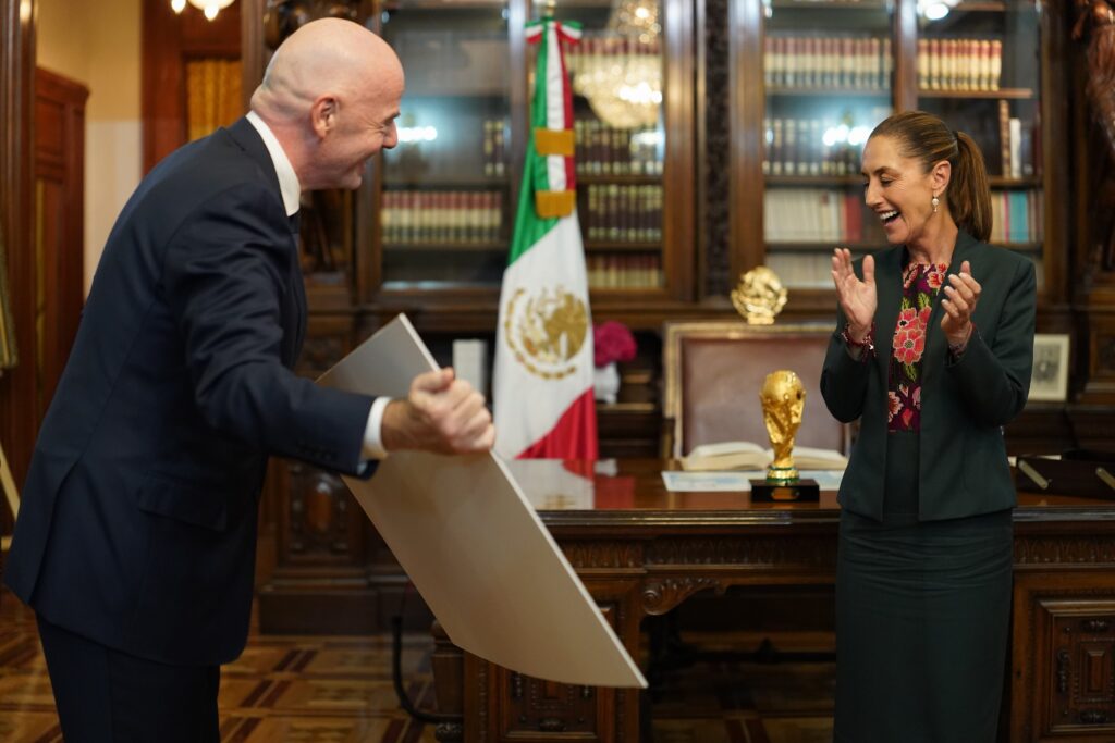 La presidenta de México, Claudia Sheinbaum, recibió en Palacio Nacional al presidente de la FIFA, Gianni Infantino