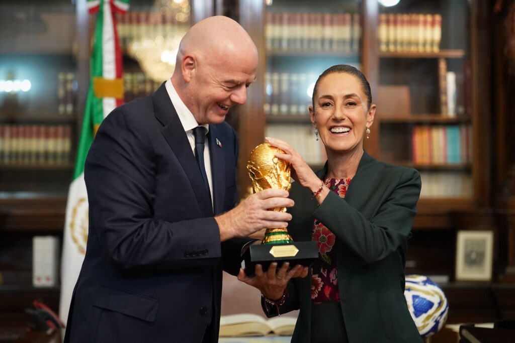 La presidenta de México, Claudia Sheinbaum, recibió en Palacio Nacional al presidente de la FIFA, Gianni Infantino