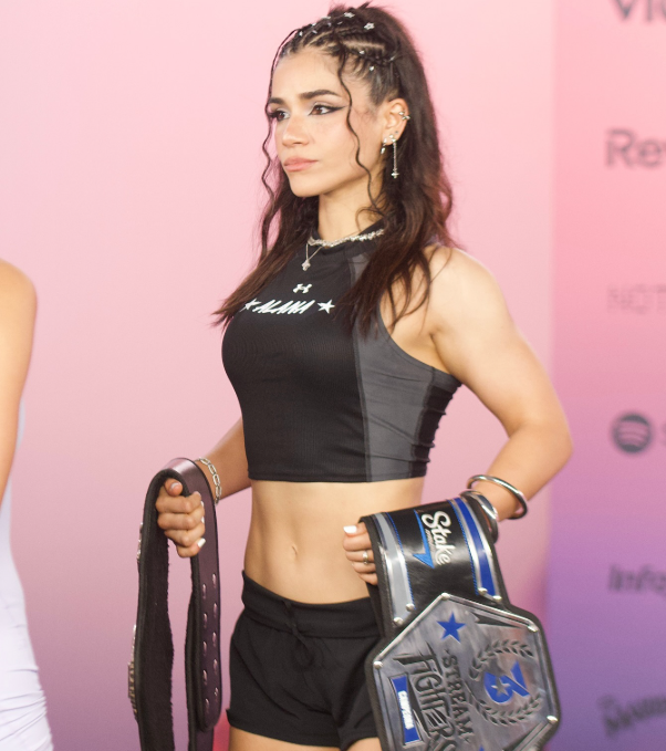 Cuánto ganó Alana Flores