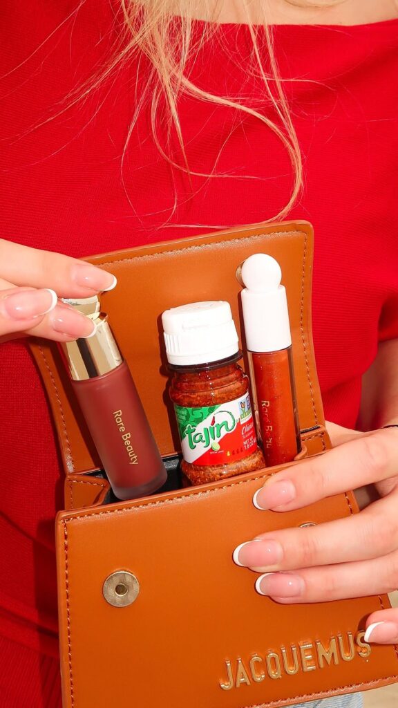 Selena Gomez lanza set de maquillaje de Rare Beauty y Tajín