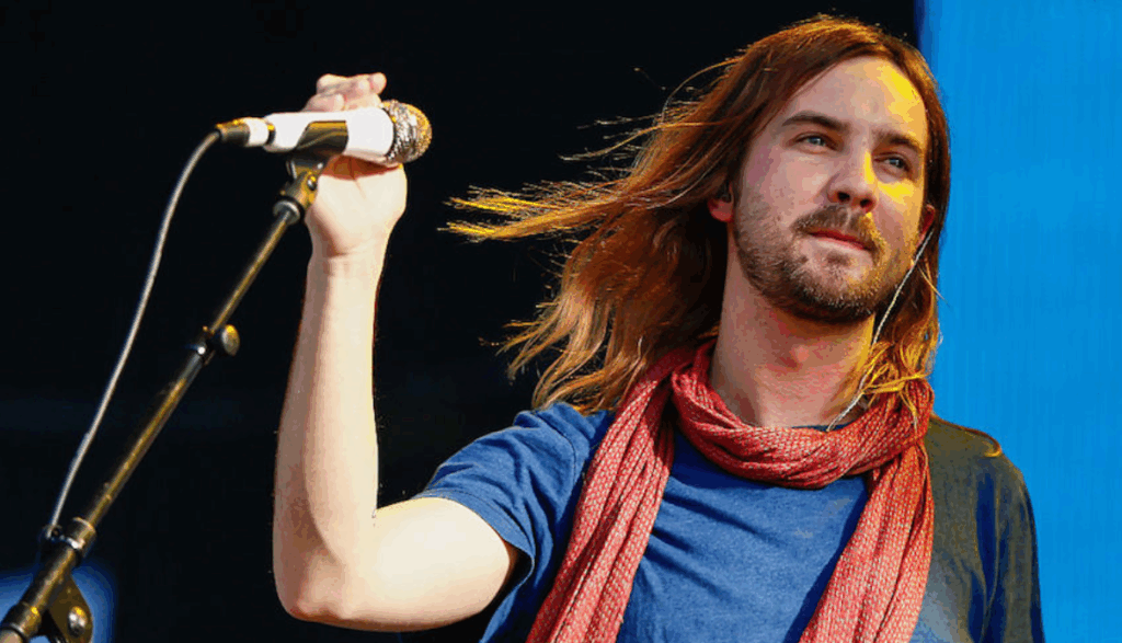 Kevin Parker en vivo, líder de Tame Impala en concierto Glastonbury