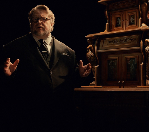 El reconocido cineasta mexicano Guillermo del Toro ha consolidado una carrera que combina talento artístico, éxito comercial y diversificación que le ha dejado un patrimonio millonario.