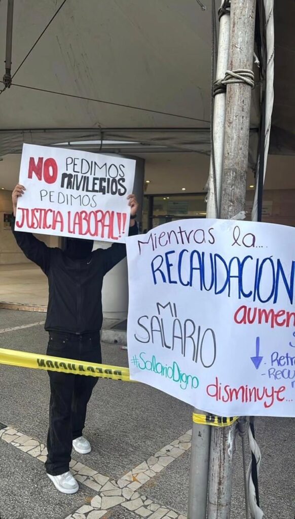 Trabajadores del SAT hacen paro por aumento salarial; reciben amenazas
