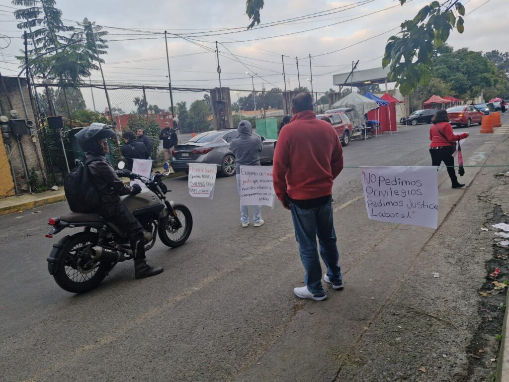 Trabajadores del SAT hacen paro por aumento salarial; reciben amenazas