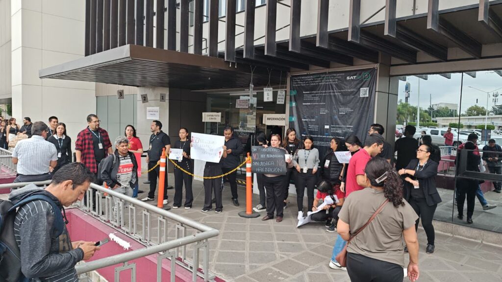 Trabajadores del SAT hacen paro por aumento salarial; reciben amenazas