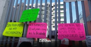 SAT minimiza paro de 'brazos caídos' y trabajadores continúan la protesta