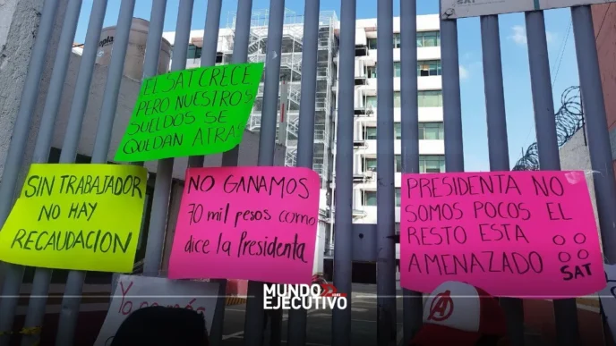 SAT minimiza paro de 'brazos caídos' y trabajadores continúan la protesta
