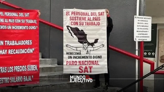 Trabajadores del SAT hacen paro por aumento salarial; reciben amenazas