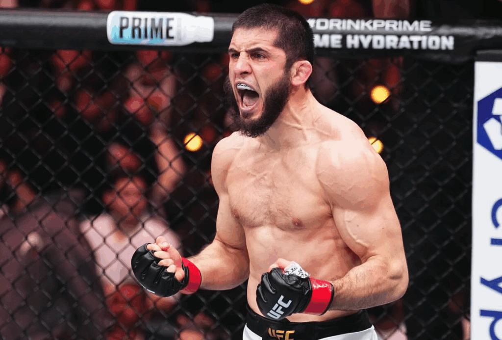 Según estimaciones de medios especializados, la fortuna de Islam Makhachev supera los 4.5 millones de dólares al cierre de 2022. 