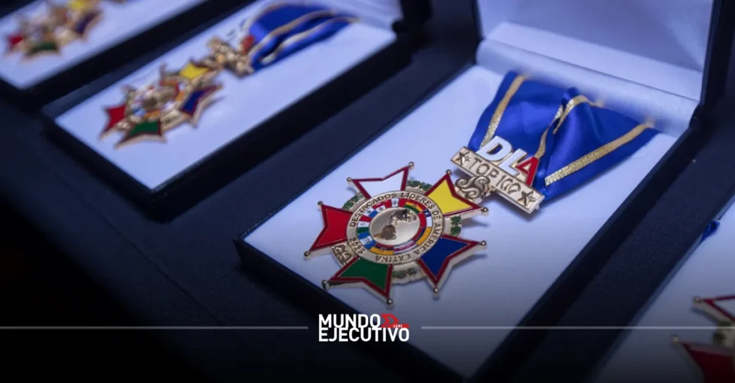 Octavio de la Torre y Rigoberta Menchú reciben premio por su liderazgo