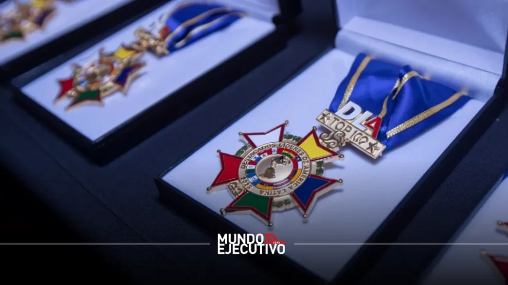 Octavio de la Torre y Rigoberta Menchú reciben premio por su liderazgo