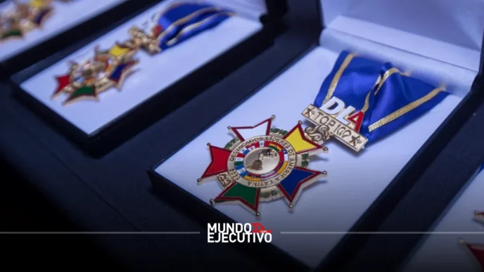 Octavio de la Torre y Rigoberta Menchú reciben premio por su liderazgo