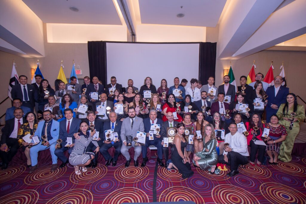 Octavio de la Torre y Rigoberta Menchú reciben premio por su liderazgo