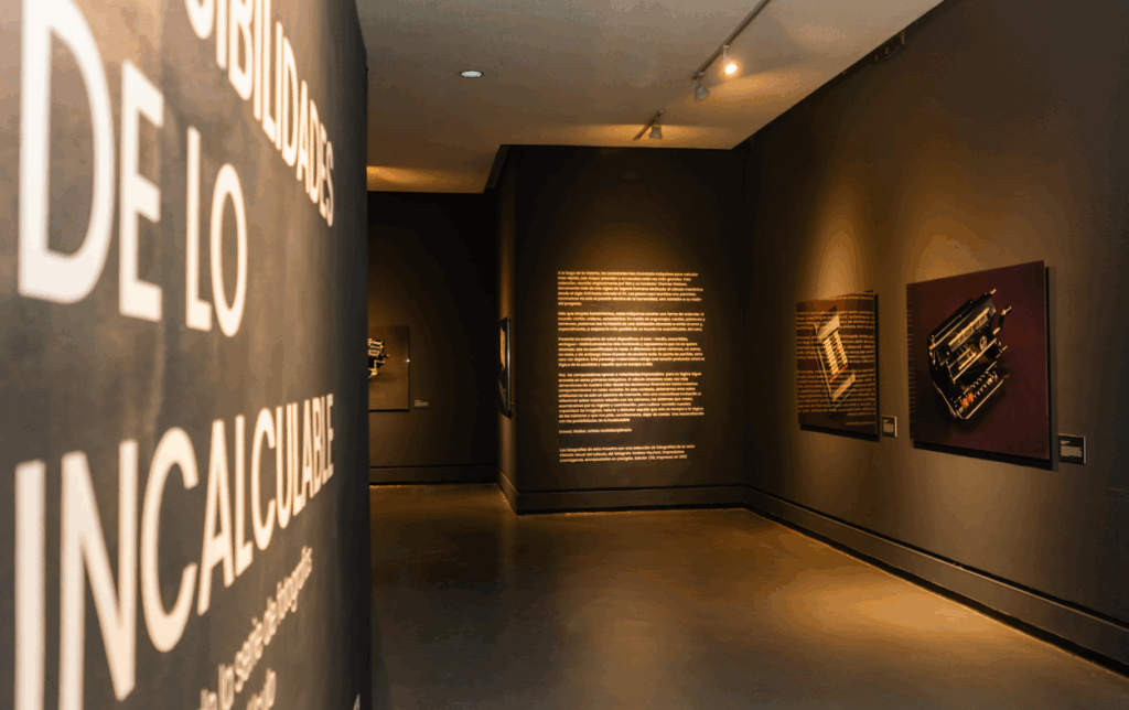 En el marco de su 50 aniversario, Femsa conmemora cinco décadas de trayectoria con la exposición Constelaciones y derivas, una muestra que revisa el camino recorrido desde 1977