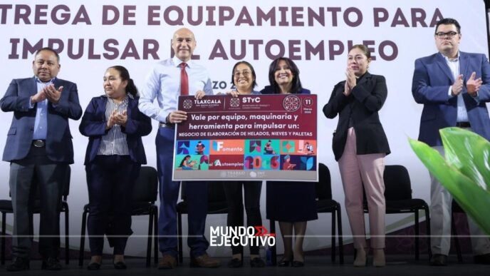 Lorena Cuéllar entrega equipamiento para impulsar el autoempleo en Tlaxcala