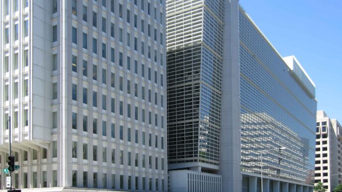 El conflicto en Oriente Medio ya impacta la economía global. El Banco Mundial activa un plan financiero escalonado. La inflación y el crecimiento mundial están en riesgo.