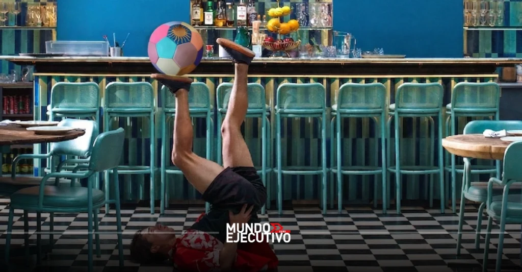 'A lot of balls': Una muestra de gastronomía, arte y futbol en Magda San Ángel