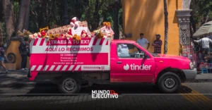 Tinder transforma el 'fierro viejo' de tu ex en un ritual para soltar el pasado en CDMX