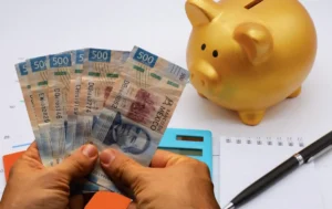 Los tribunales desecharon los primeros amparos contra el tope a pensiones altas en México. La reforma impulsada en 2026 limita los ingresos de exfuncionarios. Jubilados preparan nuevas acciones legales mientras crece la polémica.