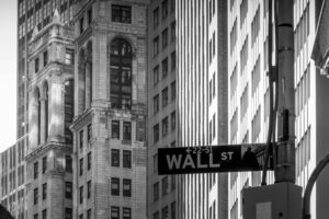 Los mercados abren con cautela tras el freno en negociaciones internacionales. Tecnológicas lideran ganancias mientras consumo retrocede. El petróleo sube y los inversionistas evalúan riesgos globales.