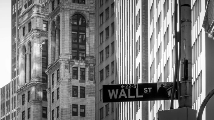 Los mercados abren con cautela tras el freno en negociaciones internacionales. Tecnológicas lideran ganancias mientras consumo retrocede. El petróleo sube y los inversionistas evalúan riesgos globales.