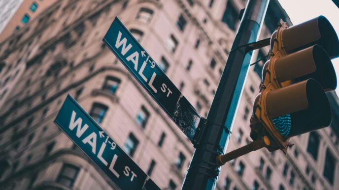 La inflación estadounidense alcanzó su nivel más alto en tres años y provocó pérdidas inmediatas en Wall Street. El aumento del petróleo por la crisis en Oriente Medio elevó la presión sobre los mercados. Inversionistas ahora dudan de posibles recortes de tasas por parte de la Reserva Federal.