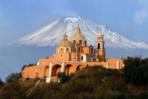 El Gobierno mexicano espera que el Mundial 2026 incremente hasta 48 % el gasto promedio de turistas internacionales. Las sedes del torneo ya reportan alta ocupación hotelera y nuevas rutas aéreas. La FIFA prevé la llegada de 5 millones de visitantes durante la Copa del Mundo.