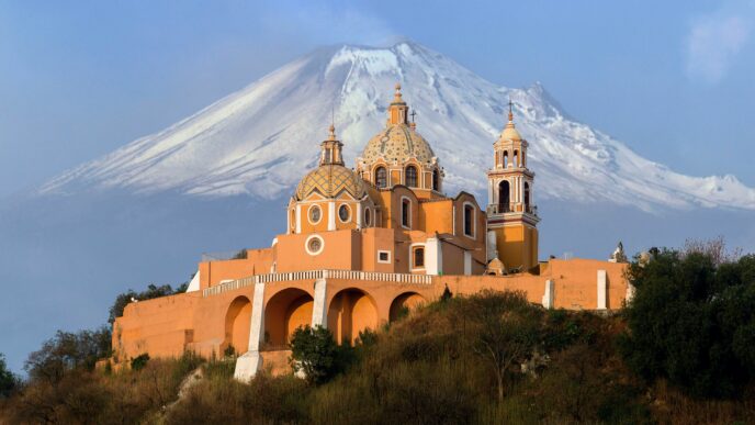 El Gobierno mexicano espera que el Mundial 2026 incremente hasta 48 % el gasto promedio de turistas internacionales. Las sedes del torneo ya reportan alta ocupación hotelera y nuevas rutas aéreas. La FIFA prevé la llegada de 5 millones de visitantes durante la Copa del Mundo.