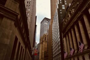 La incertidumbre geopolítica vuelve a golpear a los mercados. El petróleo rebasa los 100 dólares ante riesgo de bloqueo en Ormuz. Wall Street reacciona con cautela y resultados mixtos.