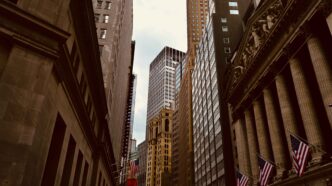 La incertidumbre geopolítica vuelve a golpear a los mercados. El petróleo rebasa los 100 dólares ante riesgo de bloqueo en Ormuz. Wall Street reacciona con cautela y resultados mixtos.