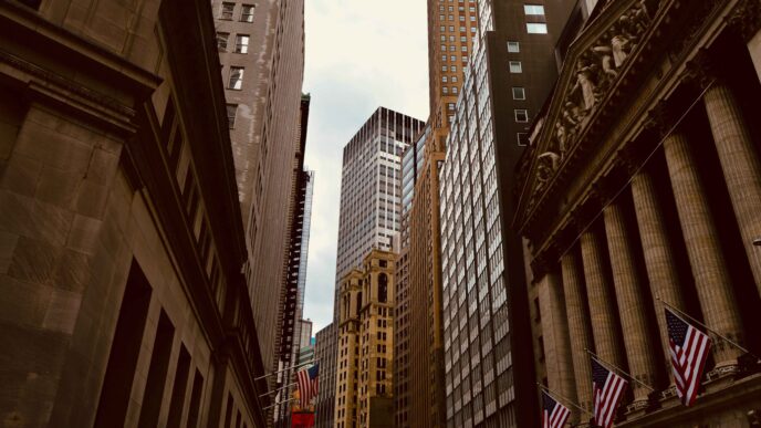 La incertidumbre geopolítica vuelve a golpear a los mercados. El petróleo rebasa los 100 dólares ante riesgo de bloqueo en Ormuz. Wall Street reacciona con cautela y resultados mixtos.