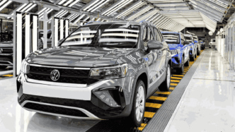 La industria automotriz mexicana aumentó exportaciones, producción y ventas internas durante abril de 2026. El crecimiento ocurrió pese a los aranceles de Estados Unidos sobre vehículos y autopartes. El sector mantiene su peso estratégico mientras avanza la revisión del T-MEC.
