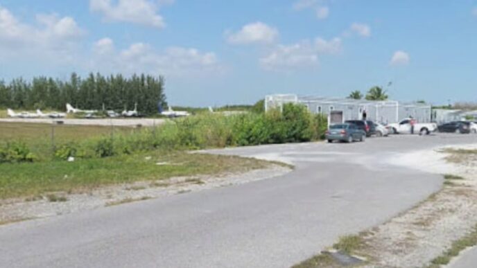 Avioneta pequeña volando sobre las islas de Bahamas, representando el tipo de aeronave involucrada en el accidente aéreo que dejó 10 muertos