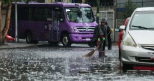 Estación del Metro de la CDMX afectada por lluvias intensas con usuarios esperando servicio alternativo