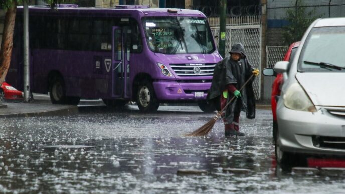 Estación del Metro de la CDMX afectada por lluvias intensas con usuarios esperando servicio alternativo