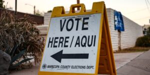 Votantes en Arizona acuden a las urnas durante las elecciones primarias de 2026 para definir candidatos a gobernador y Congreso