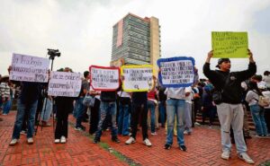 Aspirantes rechazados y familiares se manifiestan en Ciudad Universitaria de la UNAM exigiendo reposición del examen de admisión