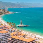 Escenario de concierto con iluminación espectacular preparado para espectáculo tributo a Luis Miguel en Puerto Vallarta