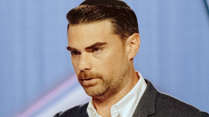 Ben Shapiro comentarista político conservador en su programa de YouTube