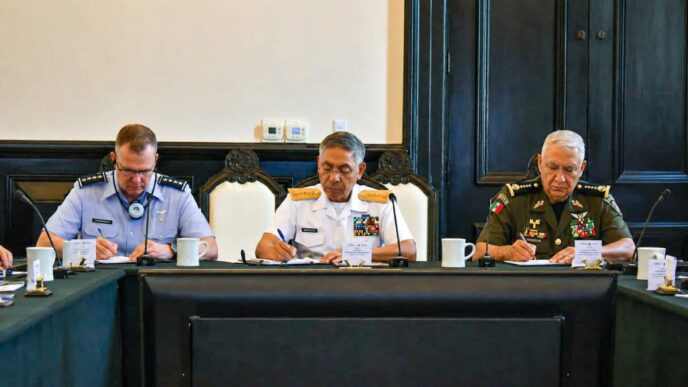 Reunión entre el general Greg Guillot del Comando Norte de Estados Unidos con titulares de Sedena y Marina en Veracruz
