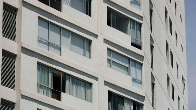 Edificios residenciales en construcción en la Ciudad de México mostrando el mercado inmobiliario en desaceleración