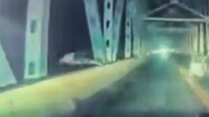 Puente sobre Table Rock Lake en Missouri donde un conductor saltó al vacío tras persecución policial