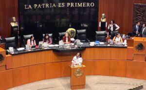 Salón de sesiones del Congreso de la Unión durante minuto de silencio en honor a víctimas de violencia