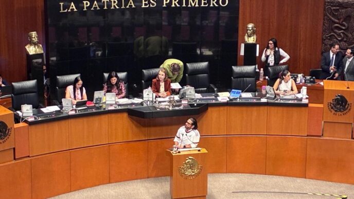Salón de sesiones del Congreso de la Unión durante minuto de silencio en honor a víctimas de violencia